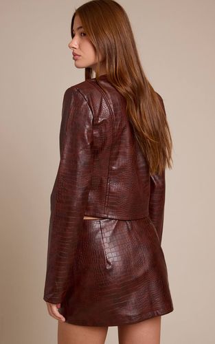 Dark Brown Veste Courte En Synthétiquecuir Effet Croco Avec Finitions Dorées | Taille 32 - PrettyLittleThing - Modalova
