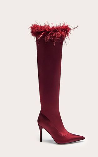 Oxblood Botte Haute À Talon En Satin Avec Bordure De Plumes | Taille 38 - PrettyLittleThing - Modalova