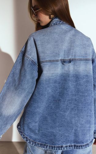 Mid Blue Wash Chemise En Jean Oversize | Taille 42 - PrettyLittleThing - Modalova