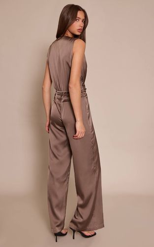 Deep Taupe Combinaison-pantalon En Satin À Décolleté Plongeant Et Taille Basse | Taille 42 - PrettyLittleThing - Modalova