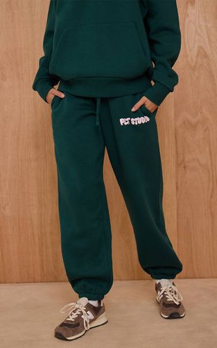 Pine Green Jogging À Chevilles Resserrées Imprimé Plt Studio | Taille XS - PrettyLittleThing - Modalova