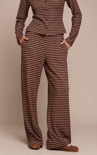 Dark Brown Pantalon Droit Rayé En Polaire Douce | Taille 42 - PrettyLittleThing - Modalova