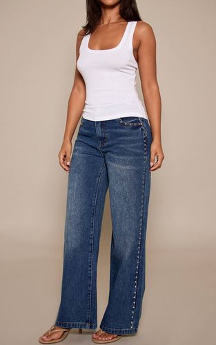 Mid Blue Wash Jean Petite Bleu Moyen À Clous Jambes Larges | Taille 32 - PrettyLittleThing - Modalova