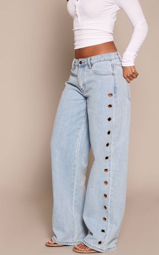 Light Blue Wash Jean Large Petite Bleu Clair Avec Détails Œillets | Taille 42 - PrettyLittleThing - Modalova