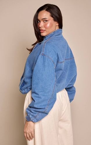 Mid Blue Wash Veste En Jean Grande Taille Col Montant À Patte De Boutonnage Dissimulée | Taille 46 - PrettyLittleThing - Modalova