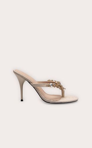 Natural Mules À Talons Avec Bride Entre Les Orteils Ornée De Breloques En Lin | Taille 38 - PrettyLittleThing - Modalova