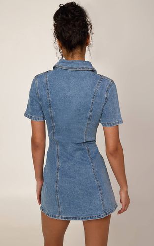 Mid Blue Wash Robe Mini En Jean À Manches Courtes Avec Détails De Coutures Et Boutonnage | Taille 42 - PrettyLittleThing - Modalova