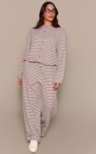 Dark Brown Pantalon Coordonné Grande Taille Côtelé Doux À Rayures Coupe Décontractée Avec Élastique | Taille 46 - PrettyLittleThing - Modalova