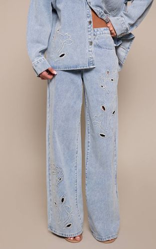 Mid Blue Wash Jean Large Bleu Moyen Avec Détails Brodés | Taille 42 - PrettyLittleThing - Modalova