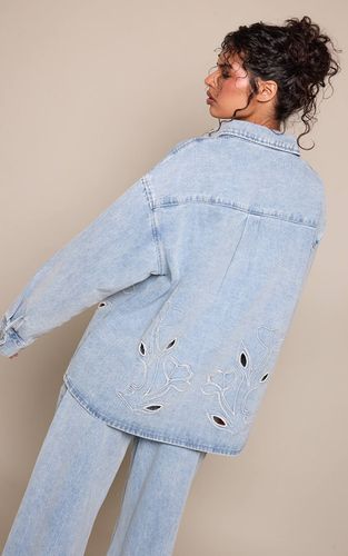 Mid Blue Wash Chemise En Denim Bleu Moyen Avec Détails Brodés | Taille 42 - PrettyLittleThing - Modalova