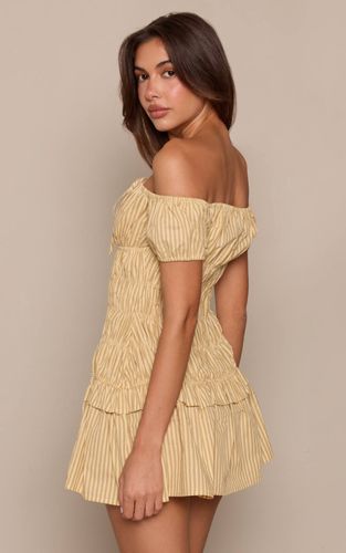 Mustard Robe Droite Froncée À Rayures Fines Et Encolure Bardot | Taille 42 - PrettyLittleThing - Modalova