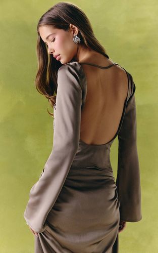 Slate Grey Haut à Manches Longues en Satin avec Dos Ouvert | Taille 42 - PrettyLittleThing - Modalova