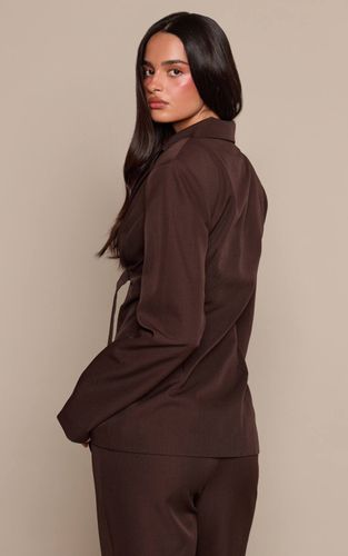 Dark Brown Blazer Cintré Avec Boucle Frontale | Taille 42 - PrettyLittleThing - Modalova