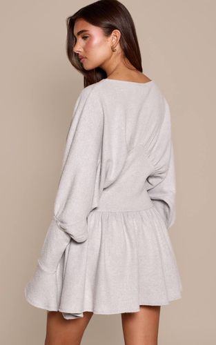 Light Grey Robe Droite Décontractée En Maille Côtelée Brossée À Col V Et Manches Longues | Taille 42 - PrettyLittleThing - Modalova