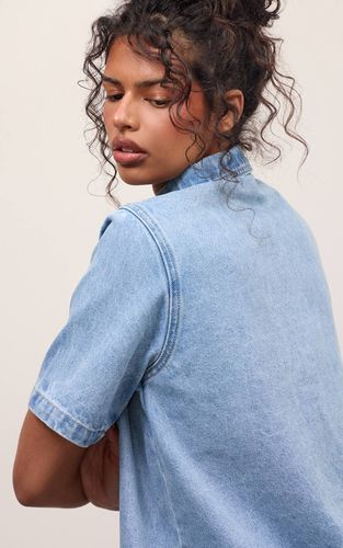 Mid Blue Wash Robe Chemise En Denim Bleu Moyen Avec Surpiqûres Contrastées | Taille 32 - PrettyLittleThing - Modalova