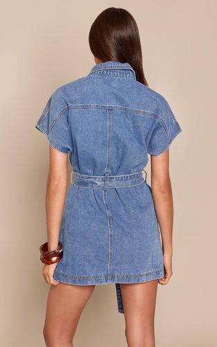 Mid Blue Wash Robe Mini En Jean Bleu Moyen Style Utilitaire À Taille Nouée Et Manches Courtes | Taille 32 - PrettyLittleThing - Modalova