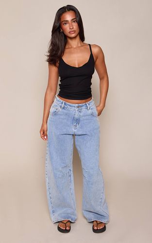 Mid Blue Wash Jean Barrel Petite Bleu Moyen Avec Détails De Coutures | Taille 42 - PrettyLittleThing - Modalova
