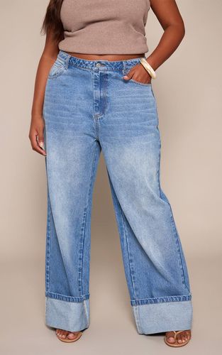Mid Blue Wash Jean Grande Taille À Ourlet Retroussé Et Coupe Large | Taille 46 - PrettyLittleThing - Modalova