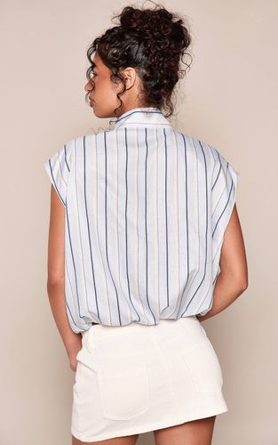 Light Blue Chemise Sans Manches À Rayures Col Montant Avec Détail Nœud | Taille 42 - PrettyLittleThing - Modalova