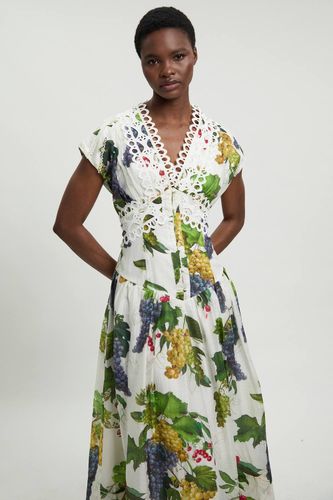 Robe Maxi Tissée À Manches Courtes Avec Imprimé Fruits Et Détail De Galon Petite Taille | Taille 10 - KarenMillen - Modalova