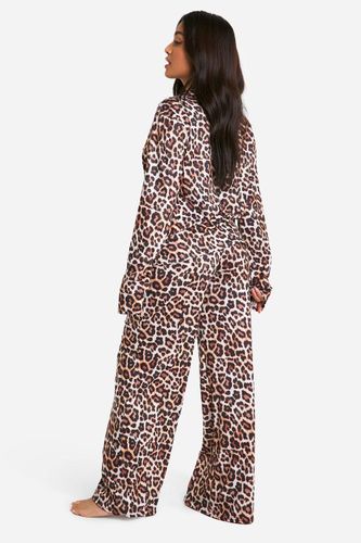 Ensemble pyjama pour petites tailles avec chemise à manches longues et pantalon imprimé léopard | Taille 44 - boohoo - Modalova