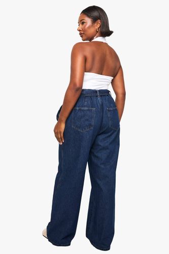 JEAN EN DENIM PLUS À JAMBE LARGE, DOS ÉLASTIQUÉ, CEINTURE À BOUCLE | Taille 48 - boohoo - Modalova