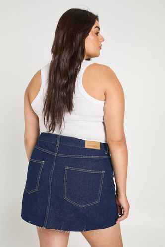 Mini-jupe en denim Plus | Taille 48 - boohoo - Modalova