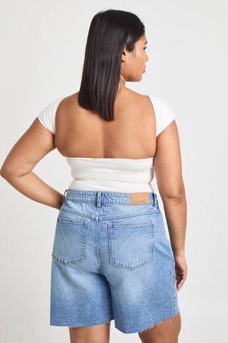 Short Bermuda En Denim Grande Taille | Taille 56 - boohoo - Modalova
