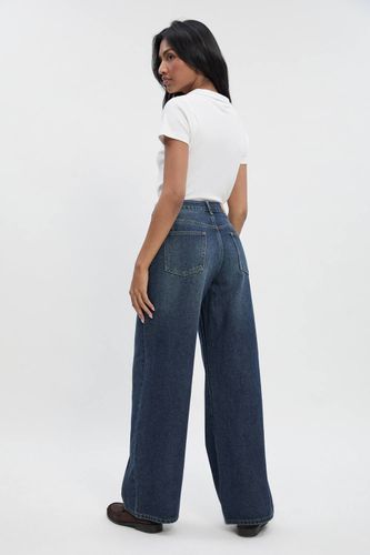 Jean à détail de couture, taille haute et jambe droite | Taille 44 - boohoo - Modalova