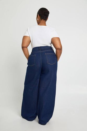 Jean Plus Basics Taille Haute Jambe Large | Taille 18/32L - boohoo - Modalova