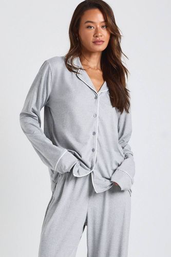 Ensemble Pyjama Grande Taille Chemise À Manches Longues Et Pantalon En Jersey Avec Passepoil | Taille 46 - boohoo - Modalova
