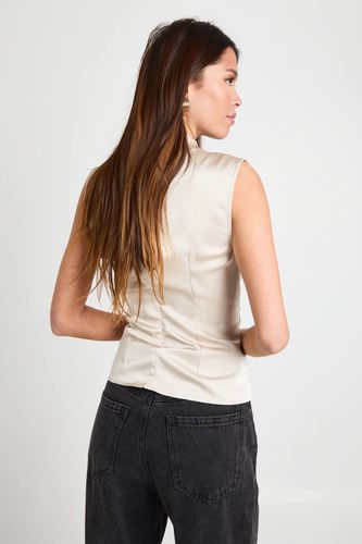 Top en satin à col montant froncé | Taille 44 - boohoo - Modalova