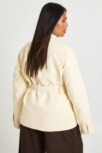 Surchemise Grande Taille En Synthétiquecuir Avec Ceinture Et Poches Utilitaires | Taille 48 - boohoo - Modalova