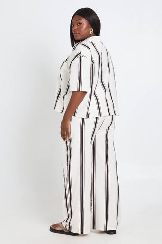 Chemise Rayée Ample En Lin Grande Taille | Taille 48 - boohoo - Modalova