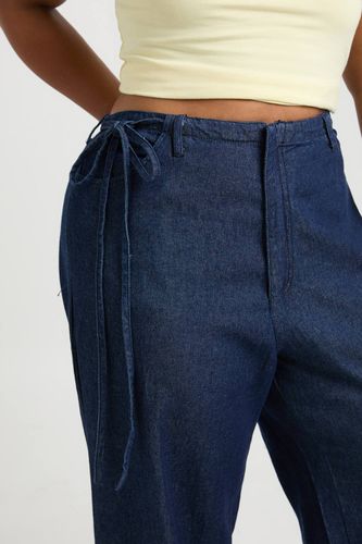 Pantalon Grande Taille En Chambray Avec Détail Nœud À La Taille | Taille 48 - boohoo - Modalova