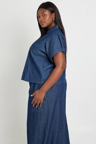 Chemise Grande Taille En Chambray À Manches Courtes Avec Boutonnage | Taille 48 - boohoo - Modalova