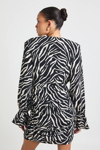 Robe Chemise à Col Bénitier en Mousseline Imprimé Zèbre | Taille 44 - boohoo - Modalova