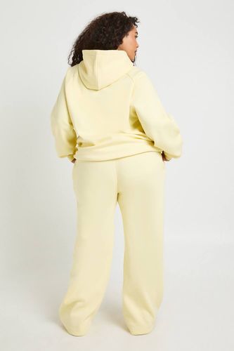 Jogger Grande Taille Basique À Jambe Droite Avec Détails De Pinces | Taille 48 - boohoo - Modalova