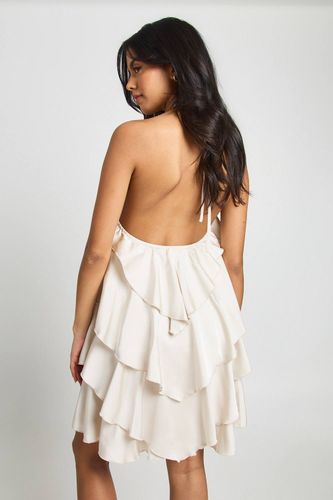 Robe Courte En Satin À Volants Avec Encolure Licou | Taille 44 - boohoo - Modalova