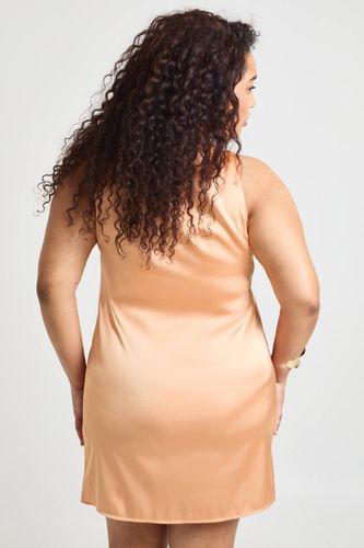 Robe Droite Grande Taille En Satin À Décolleté Plongeant Et Finitions En Dentelle | Taille 48 - boohoo - Modalova