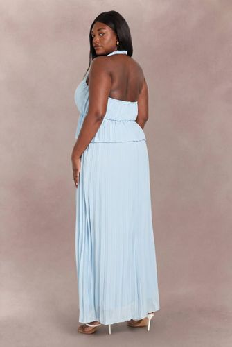 Robe Maxi Plissée Grande Taille À Col Licou Avec Volants | Taille 48 - boohoo - Modalova