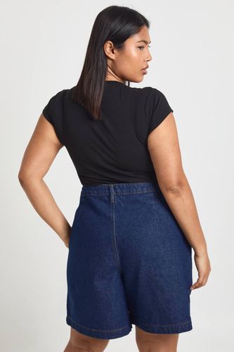 Short Boyfriend En Denim Plissé Grande Taille | Taille 46 - boohoo - Modalova