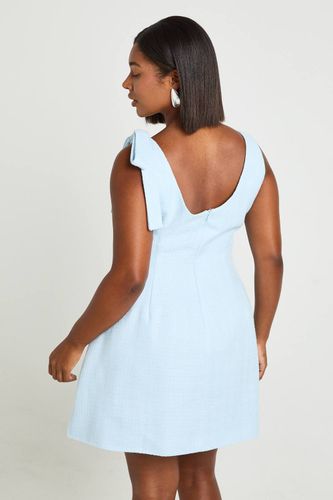 Robe Courte Ajustée Grande Taille À Encolure Arrondie En Bouclé | Taille 46 - boohoo - Modalova