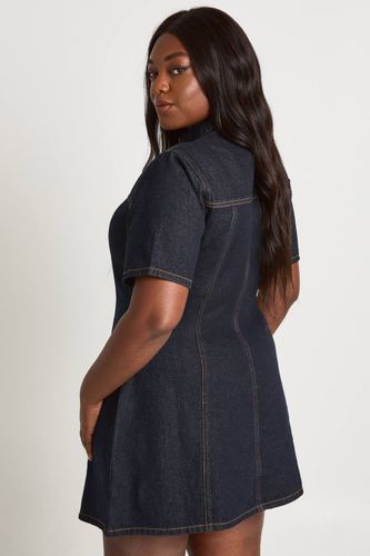 Robe En Jean Cintrée À La Taille Manches Courtes Grande Taille | Taille 46 - boohoo - Modalova