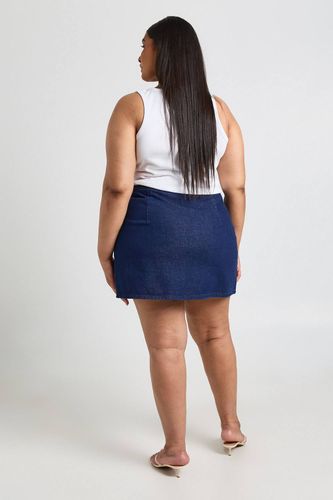 Jupe Courte Grande Taille À Boutons En Corne | Taille 48 - boohoo - Modalova
