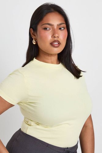 Haut Ajusté Basique À Manches Courtes Et Coupe Longue Plus | Taille 46 - boohoo - Modalova