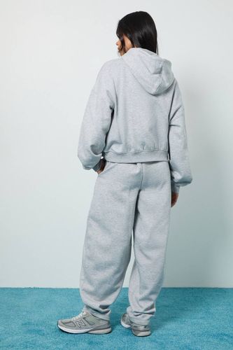 Ensemble de Survêtement Sweat à Casynthétiqueche Court et Jogging à Jambes Évasées | Taille Medium - boohoo - Modalova