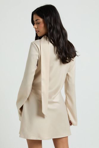 Robe Droite À Détail Foulard En Satin Texturé | Taille 44 - boohoo - Modalova