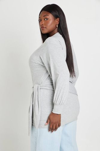 Haut Grande Taille À Manches Longues Avec Encolure Cache-cœur Décontractée | Taille 48 - boohoo - Modalova