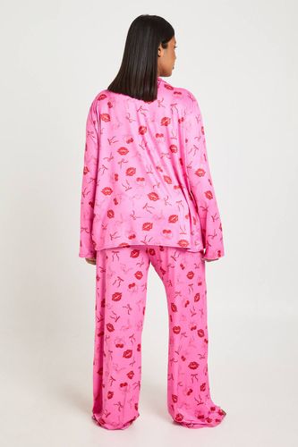 Ensemble Pyjama Grande Taille Imprimé Cerises et Bisous de Saint-Valentin Haut Manches Longues & Pantalon | Taille 48 - boohoo - Modalova